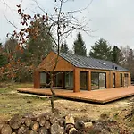 Modern And Idyllic With Forest Views Сasa de vacaciones *