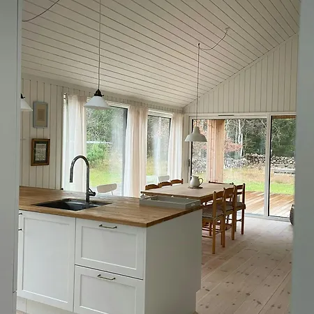 Modern And Idyllic With Forest Views Сasa de vacaciones