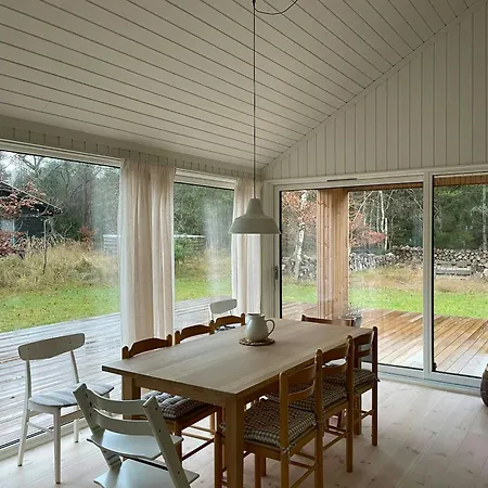 Modern And Idyllic With Forest Views Сasa de vacaciones